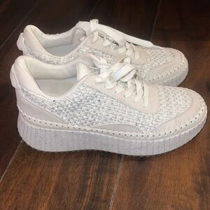 UNIVERSAL THREAD White Textured Tennis Shoes/Sneakers